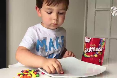 Hiệu ứng màu sắc tuyệt đẹp được tạo ra từ những viên kẹo