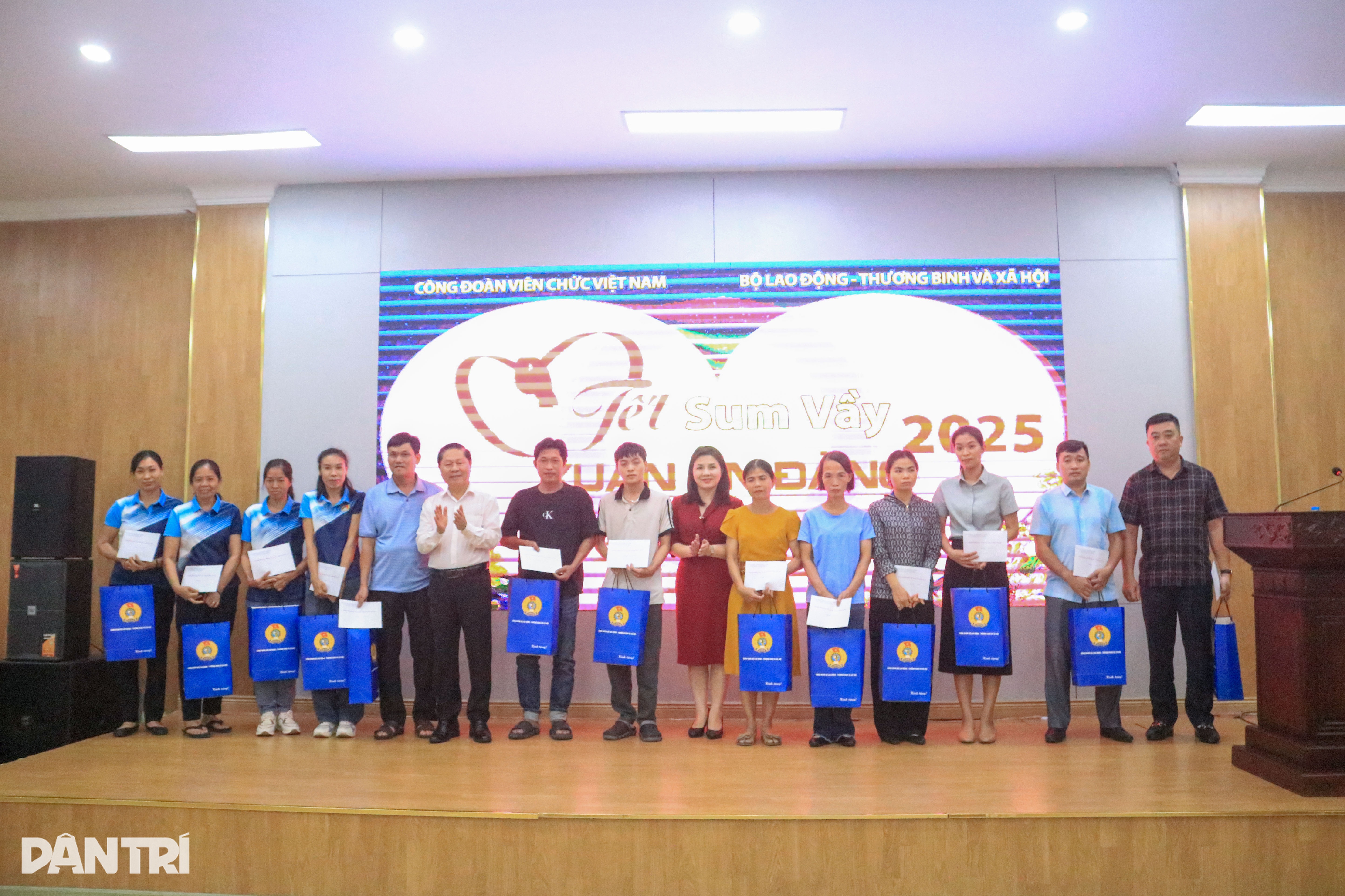 श्रम, विकलांग और सामाजिक मामलों के मंत्रालय दक्षिण में अधिकारियों, सिविल सेवकों और श्रमिकों को नव वर्ष की शुभकामनाएं देता है - 3 Bộ LĐ-TBXH chúc Tết cán bộ, viên chức, người lao động phía Nam - 3