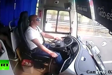 Hãy tập thói quen cài dây đai an toàn khi đi xe khách!