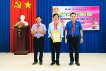 Cảm phục thầy giáo bán vé số để giúp đỡ học sinh nghèo