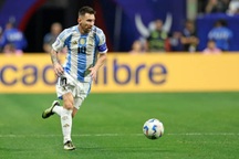 Lionel Messi lập hai kỷ lục vĩ đại trong chiến thắng của Argentina