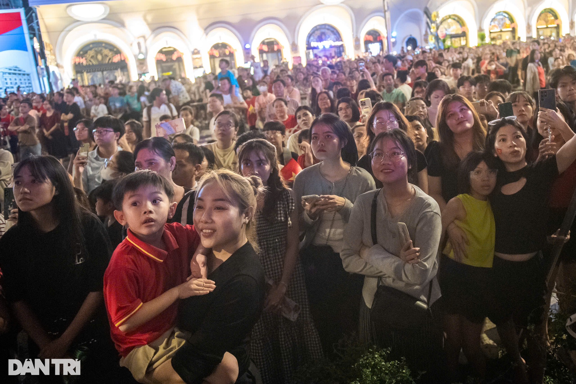 Pháo hoa nghệ thuật trên bầu trời TPHCM trước ngày đại lễ 30/4 - 7 Pháo hoa nghệ thuật trên bầu trời TPHCM trước ngày đại lễ 30/4 - 7