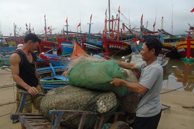 Ngư dân hối hả chuẩn bị cho những chuyến ra khơi bám biển