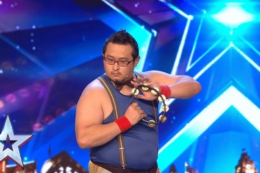 “Chàng béo” chơi tambourine theo phong cách “sexy” không tưởng