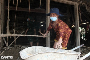 "Lũ làm hư hỏng tất cả, người dân không còn thứ gì để ăn!"