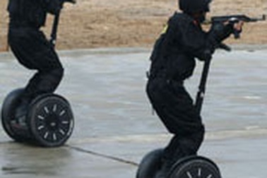 Cảnh sát Trung Quốc sử dụng xe Segway