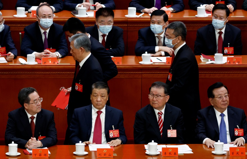Tân Hoa Xã: Ông Hồ Cẩm Đào rời phiên bế mạc Đại hội Đảng vì lý do sức khỏe - 2 Tân Hoa Xã: Ông Hồ Cẩm Đào rời phiên bế mạc Đại hội Đảng vì lý do sức khỏe - 2