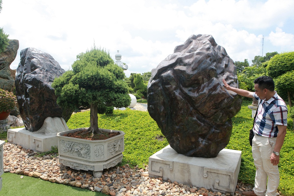 Đại gia làm hồ cá Koi, đồi nhân tạo bằng 100 tấn “đá bán quý” - 7 Đại gia làm hồ cá Koi, đồi nhân tạo bằng 100 tấn “đá bán quý” - 7