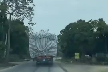 Rợn người với chiếc xe quá khổ, quá tải chạy trên đường