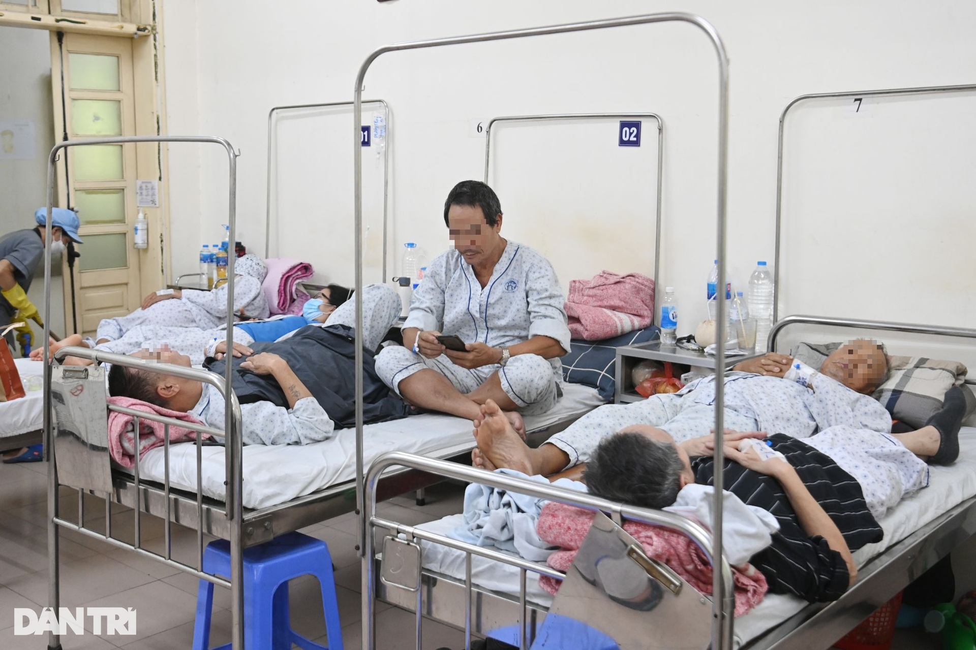 Hà Nội: Bệnh viện kín giường vì sốt xuất huyết, bệnh nhân ám ảnh cô đặc máu - 4 Hà Nội: Bệnh viện kín giường vì sốt xuất huyết, bệnh nhân ám ảnh cô đặc máu - 4