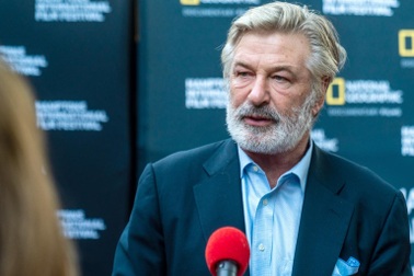 Tài tử Alec Baldwin bị truy tố vì tội ngộ sát, đối diện án tù 18 tháng