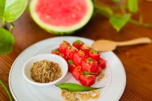 Cô giáo đảm nấu loạt món ngon từ vỏ đến ruột dưa hấu