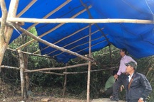 Điều tra nhóm đối tượng hành hung kiểm lâm, đốt chốt bảo vệ rừng