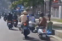 Vụ CSGT dùng chân đạp xe người vi phạm ở TPHCM: Hành động quá phản cảm