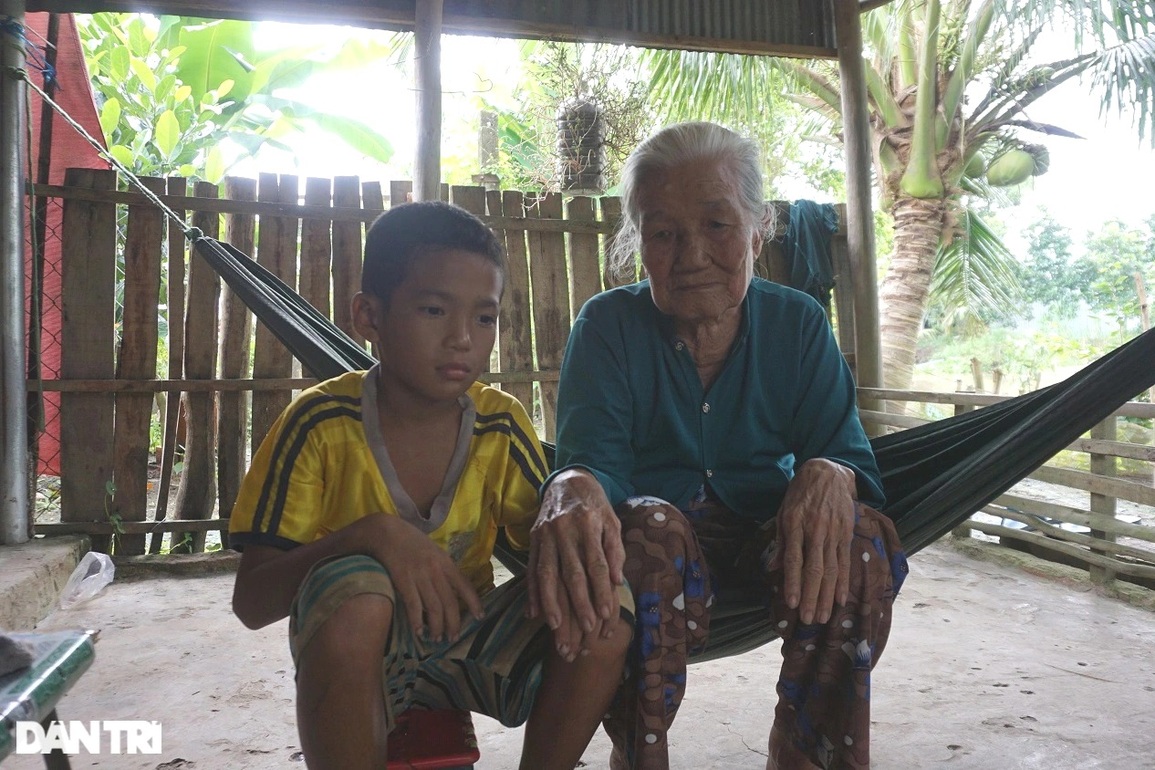 Cha mất, mẹ bỏ đi, cậu bé 9 tuổi mò cua, bắt ốc nuôi chị gái khờ khạo - 4 Cha mất, mẹ bỏ đi, cậu bé 9 tuổi mò cua, bắt ốc nuôi chị gái khờ khạo - 4