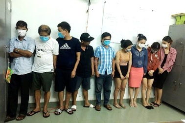 "Bay lắc" bất chấp dịch bệnh, 9 nam nữ bị "gom" về đồn công an