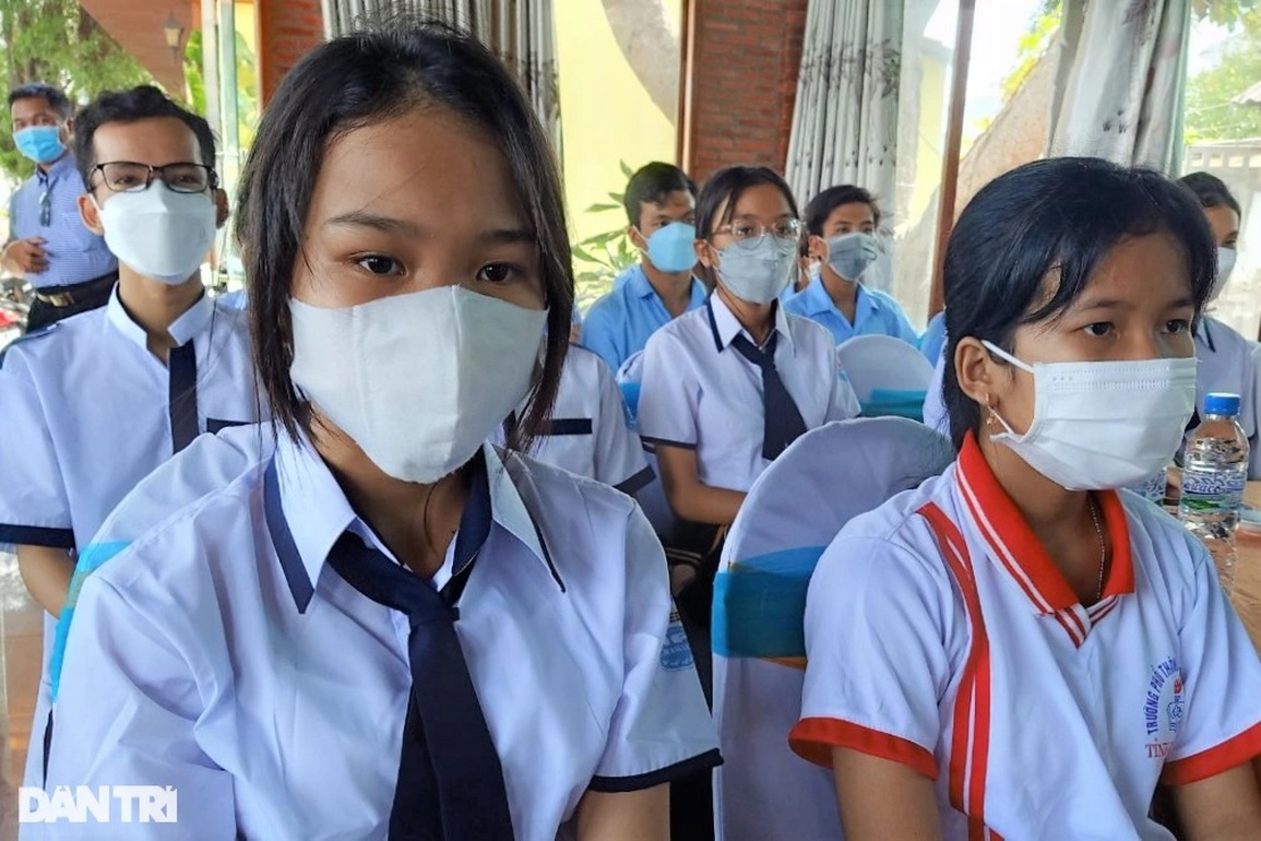 Chúng em rất xúc động khi nhận học bổng vì khó khăn do dịch Covid-19 - 1 Chúng em rất xúc động khi nhận học bổng vì khó khăn do dịch Covid-19 - 1