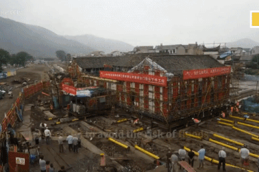 Di dời tòa nhà cổ 100 năm tuổi sang chỗ mới để tránh nước lũ