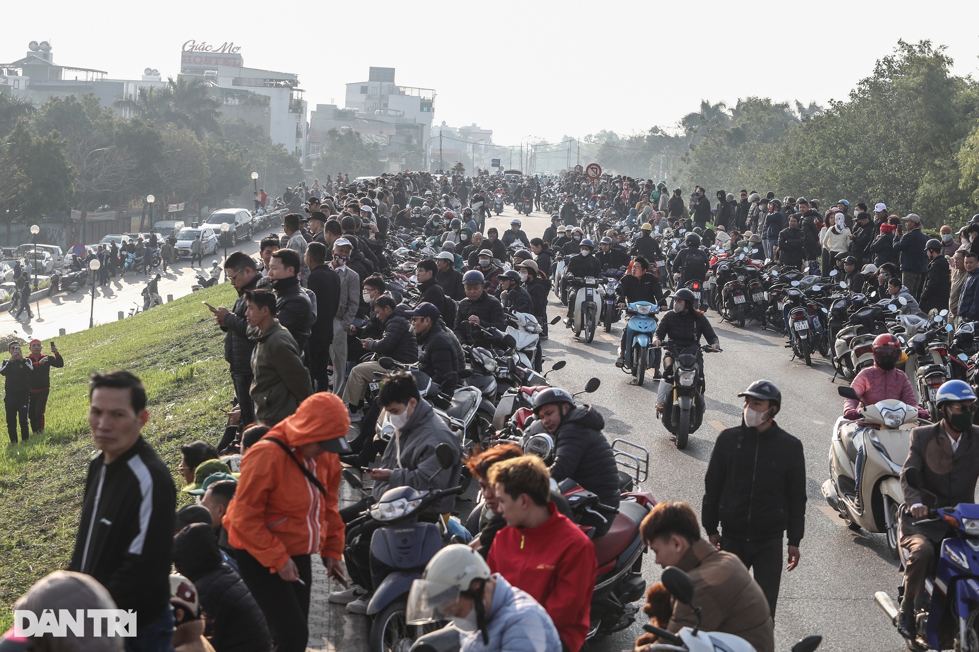 Ngày hội ngắm máy bay của hàng vạn người dân Thủ đô - 3 Ngày hội ngắm máy bay của hàng vạn người dân Thủ đô - 3
