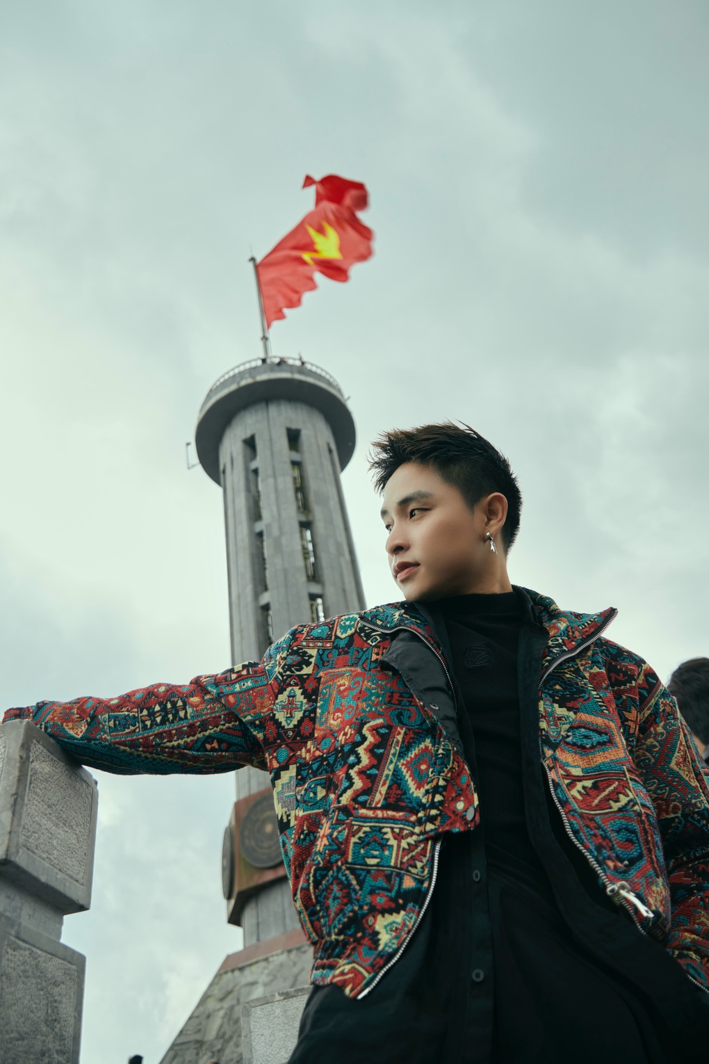 Trương Trần Anh Duy gây xúc động khi làm mới ca khúc Nối vòng tay lớn - 1 Trương Trần Anh Duy gây xúc động khi làm mới ca khúc Nối vòng tay lớn - 1