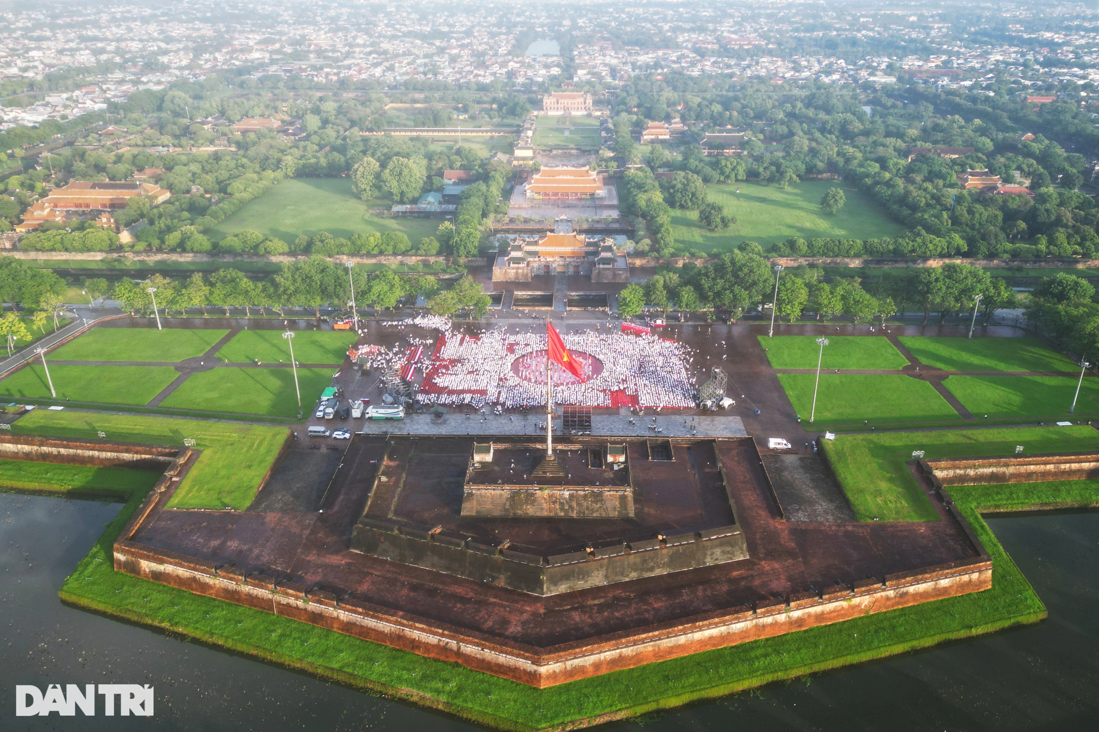 Kúpos kalapok töltötték be az eget a Ngo Mon téren az Olympia döntője alatt - 2 Nón lá rợp trời quảng trường Ngọ Môn trong trận chung kết Olympia - 2