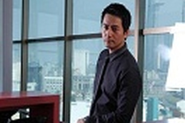 Trương Minh Cường phong độ với thời trang công sở chuẩn mực Việt Tiến