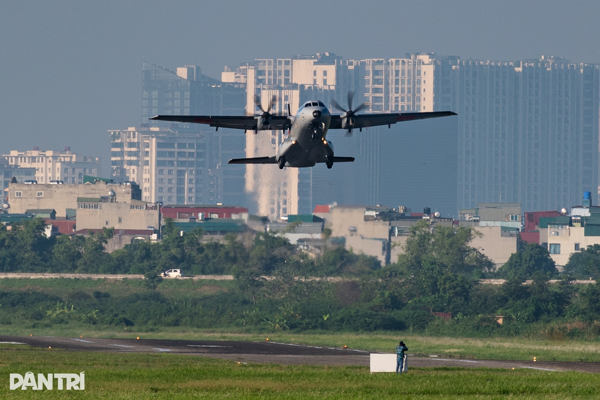 Casa C-295 khoác áo mới, hợp biên 4 máy bay vận tải trên bầu trời Hà Nội - 3