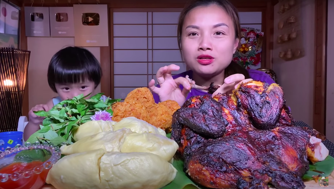 Quỳnh Trần JP tiếp tục “khai sáng” cho dân tình món gà nướng sầu riêng - đặc sản Việt Nam mà khối người không biết - Ảnh 8. Quỳnh Trần JP tiếp tục “khai sáng” cho dân tình món gà nướng sầu riêng - đặc sản Việt Nam mà khối người không biết - Ảnh 8.