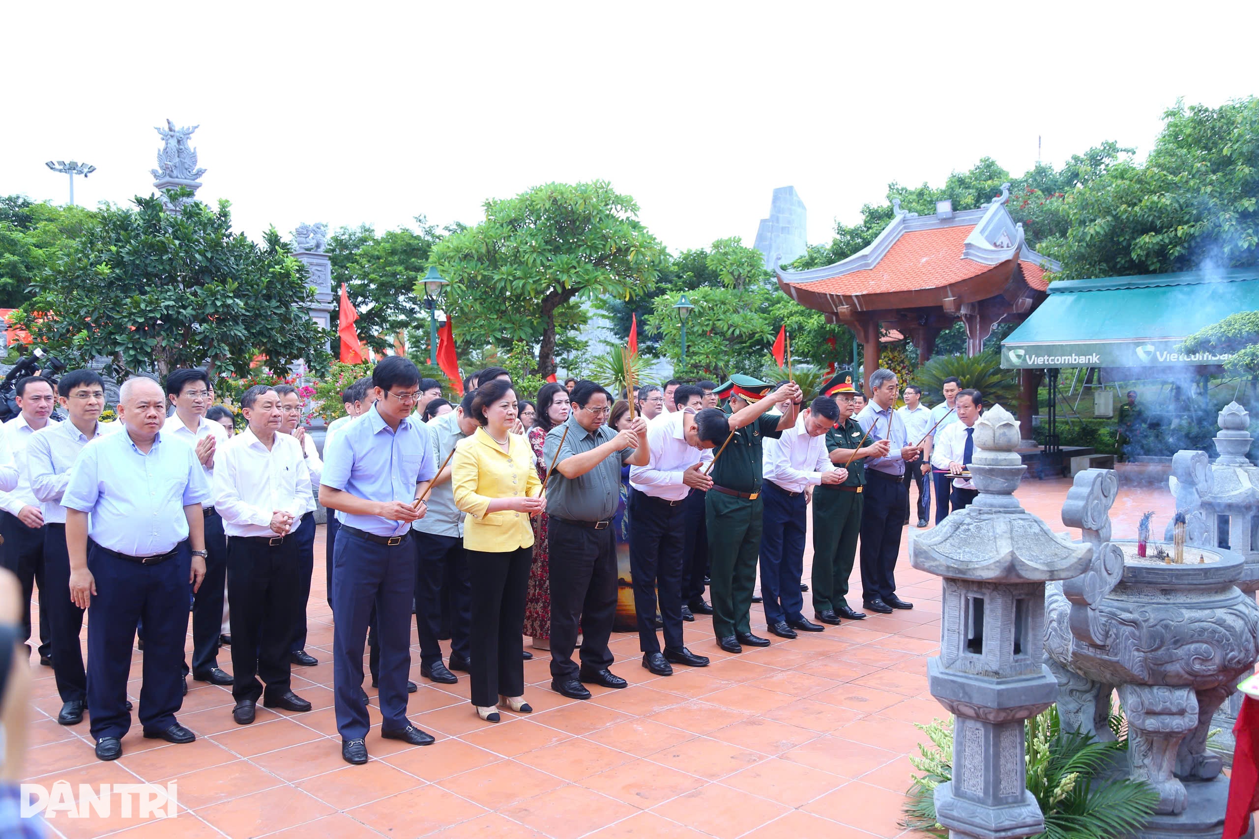 Thủ tướng dâng hương tưởng nhớ Chủ tịch Hồ Chí Minh và các Anh hùng liệt sỹ - 1