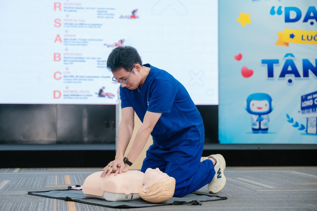 Bác sĩ Bệnh viện Bạch Mai đào tạo kỹ năng sơ cấp cứu cho dược sĩ Long Châu - 4