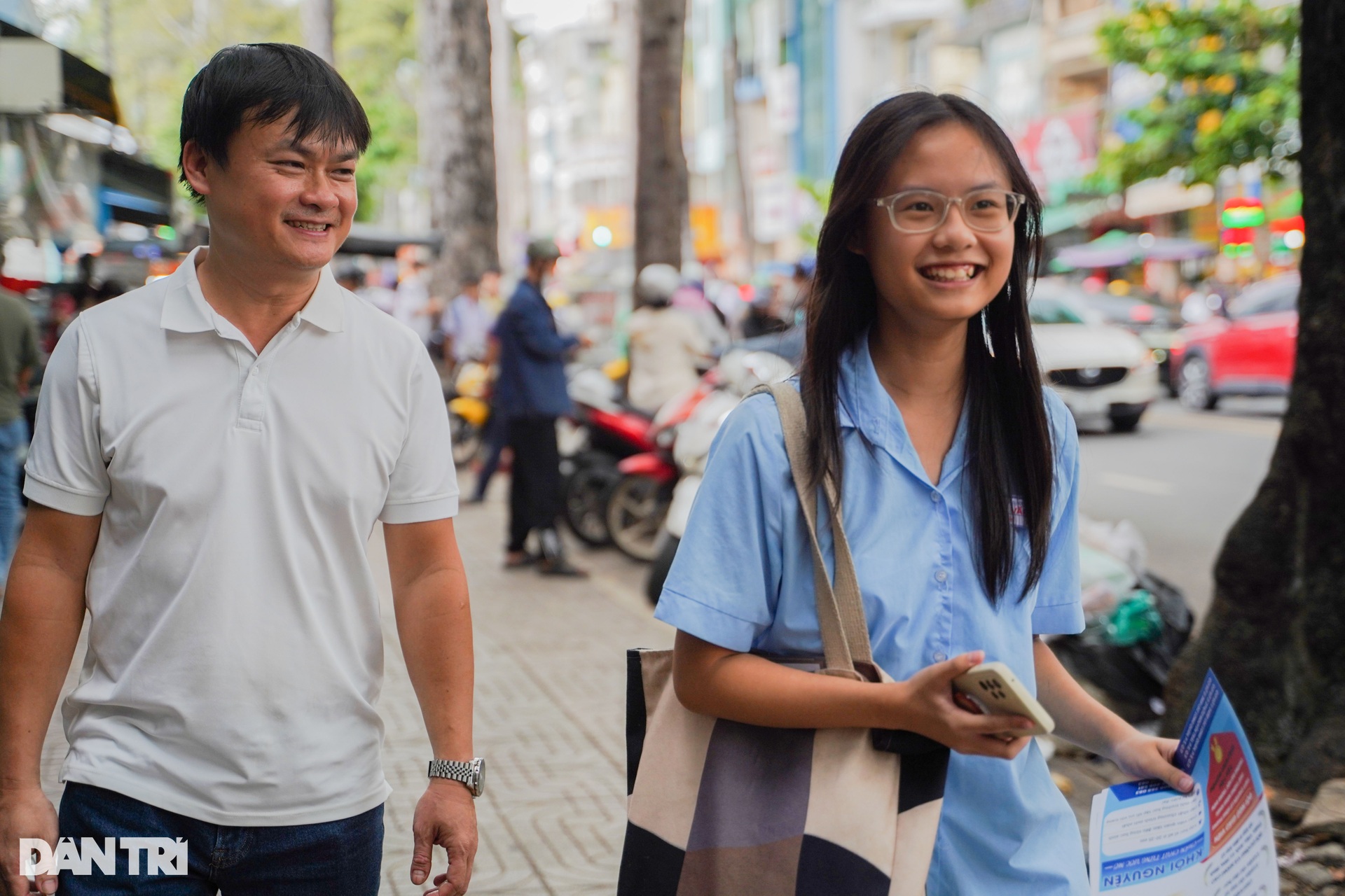 Thí sinh TPHCM rạng rỡ sau buổi thi, nhiều em nhận định đề dễ thở - 9