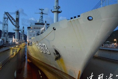 Trung Quốc hạ thủy xưởng nổi sửa chữa tàu chiến trên biển