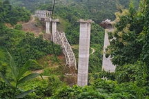 Sập cầu đường sắt ở Ấn Độ, ít nhất 26 người chết