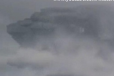 Video: UFO khổng lồ bay trong đám mây ở Peru?