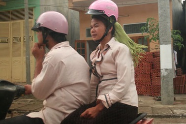 Phụ nữ Thái và câu chuyện của việc đội mũ bảo hiểm