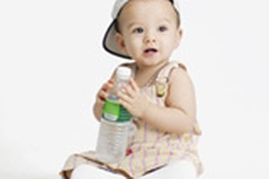 Trẻ dưới 3 tuổi uống bao nhiêu nước là vừa?