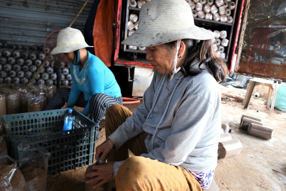 Người phụ nữ vươn lên thoát nghèo nhờ mô hình trồng nấm - 4 Người phụ nữ vươn lên thoát nghèo nhờ mô hình trồng nấm - 4