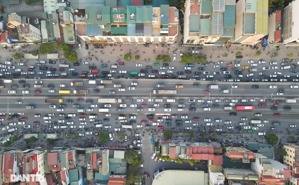 Đường Hà Nội ùn tắc kéo dài từ trên cao xuống dưới thấp chiều cuối năm - 2