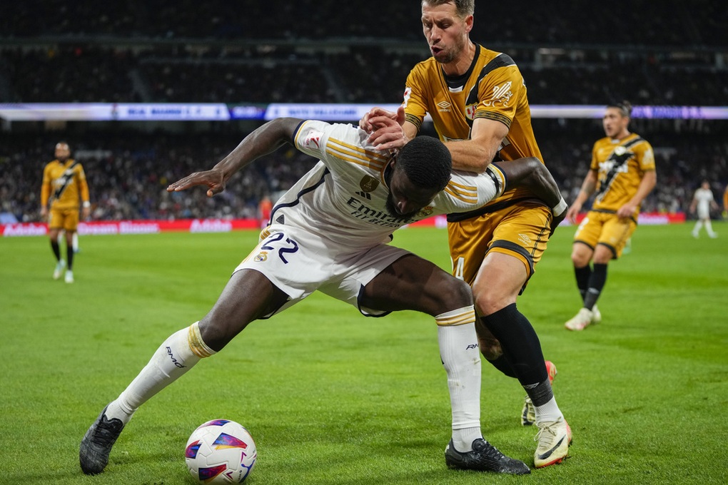Hàng công vô duyên, Real Madrid mất ngôi đầu bảng La Liga - 2 Hàng công vô duyên, Real Madrid mất ngôi đầu bảng La Liga - 2