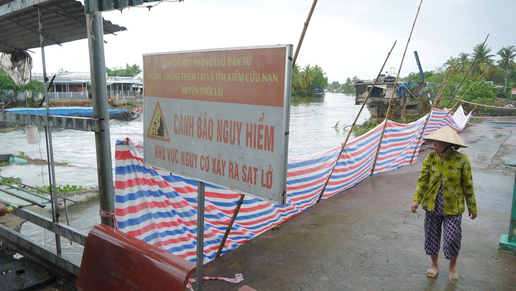 Lại sạt lở ở Cần Thơ, 1 căn nhà bê tông chìm xuống sông - 1 Lại sạt lở ở Cần Thơ, 1 căn nhà bê tông chìm xuống sông - 1