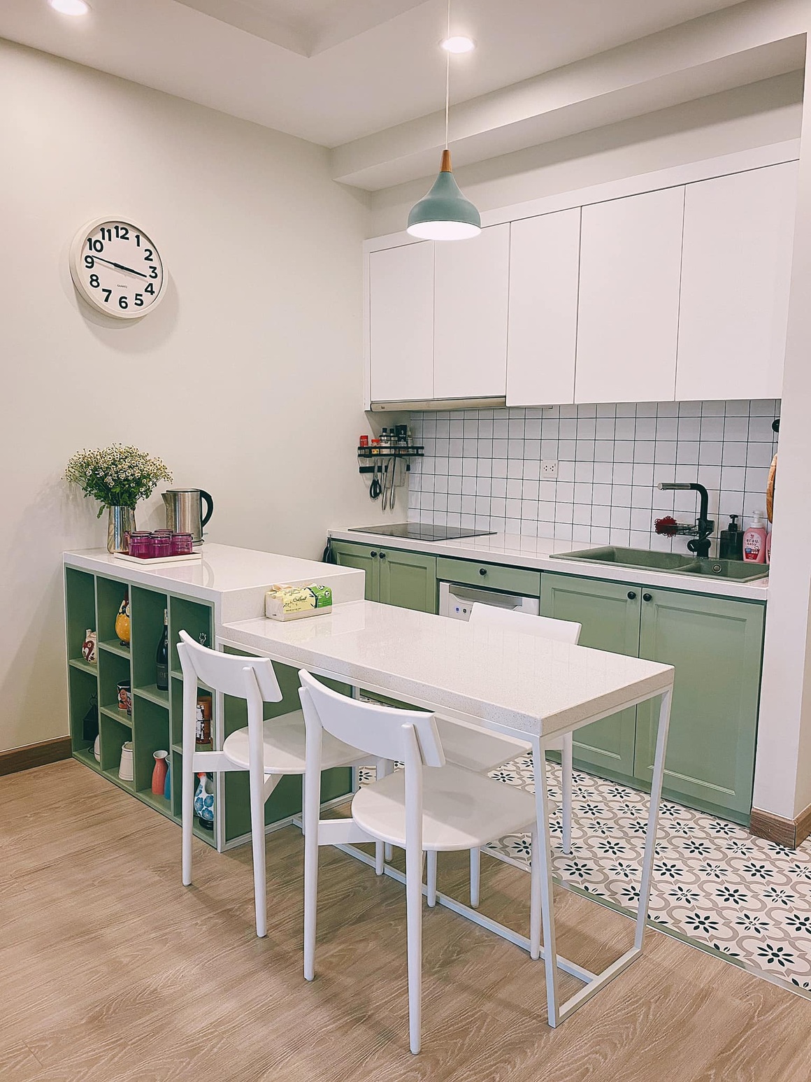 Bên trong căn hộ nhỏ xinh 53 m2 với nội thất màu xanh bơ lạ mắt - 5 Bên trong căn hộ nhỏ xinh 53 m2 với nội thất màu xanh bơ lạ mắt - 5