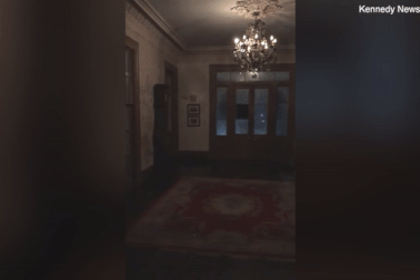 Cặp đôi "kinh hồn bạt vía" khi ở qua đêm tại "ngôi nhà ma ám"