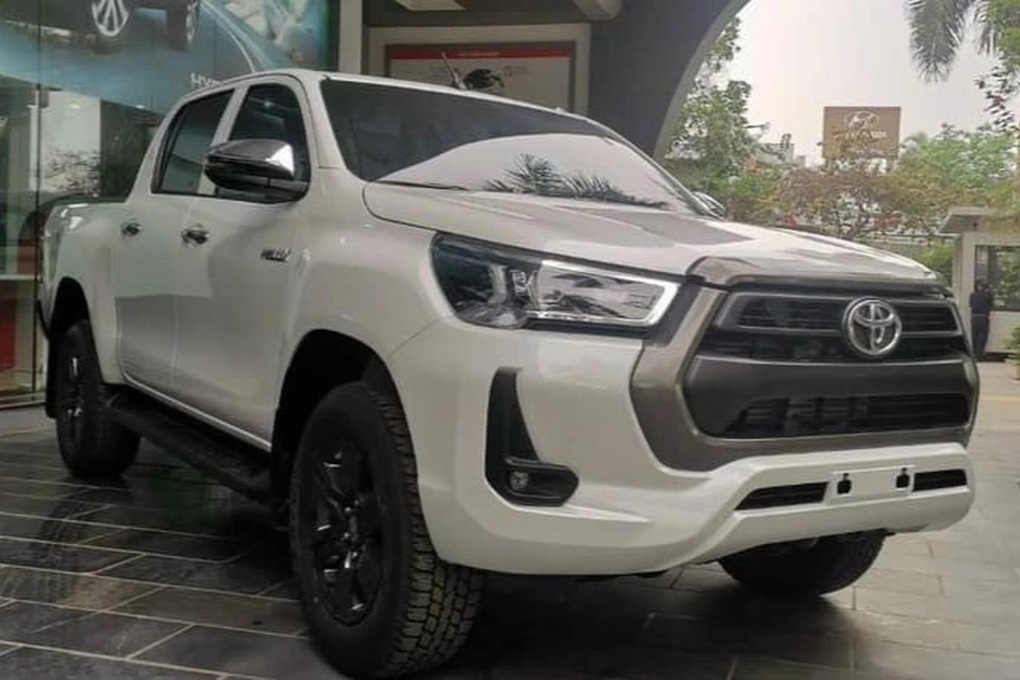 Toyota Hilux bản full được đại lý hé lộ sẽ có giá gần 1,1 tỷ đồng - 3