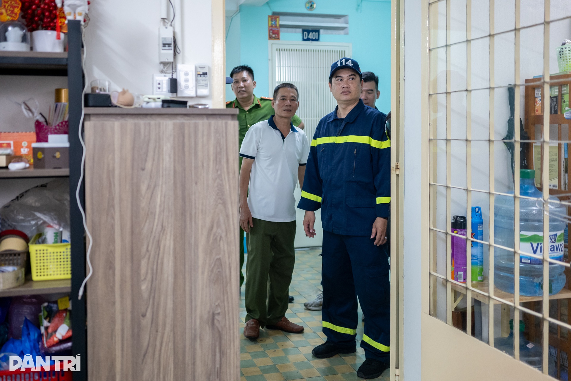 Lực lượng chức năng TPHCM vận động người dân phá chuồng cọp, mở lối thoát - 2