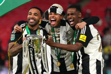 Đánh bại Liverpool, Newcastle lần đầu vô địch Cúp Liên đoàn Anh