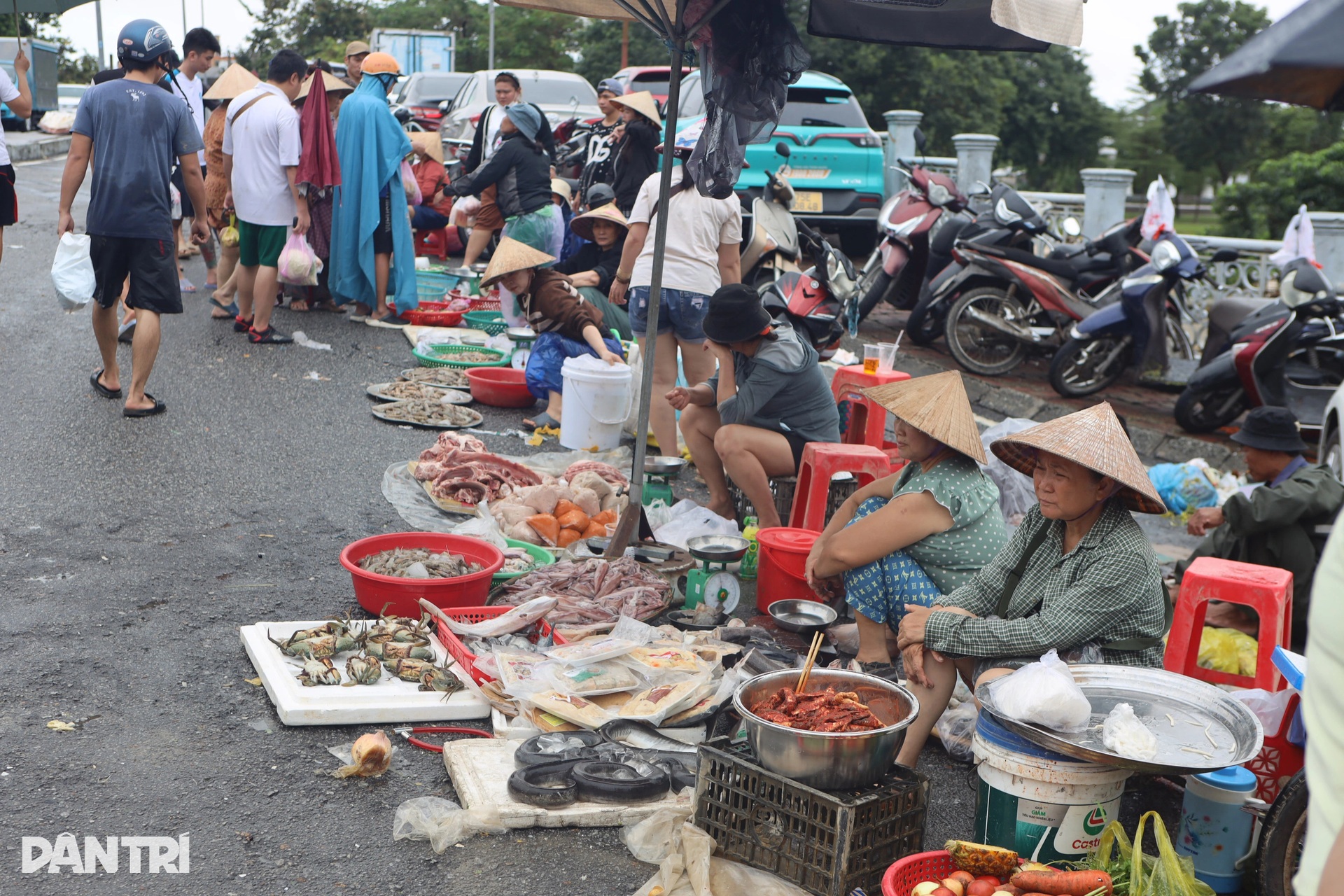 Chợ truyền thống lớn nhất Huế tan hoang sau lũ, nhiều mặt hàng khan hiếm - 11 Chợ truyền thống lớn nhất Huế tan hoang sau lũ, nhiều mặt hàng khan hiếm - 11