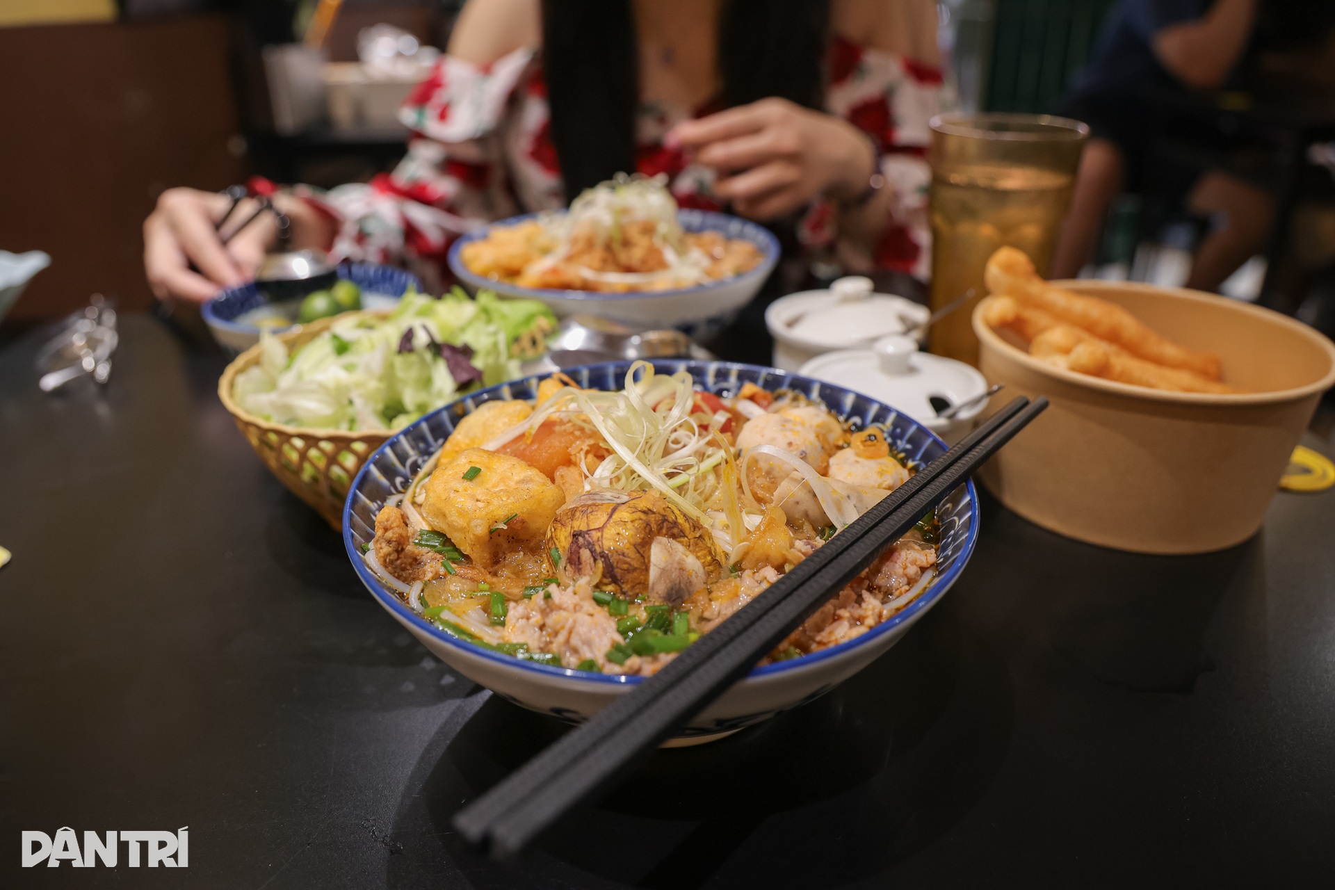 Lệ Quyên mê mẩn quán bún riêu Hà Nội, thường xuyên ghé mỗi dịp ra Bắc - 8