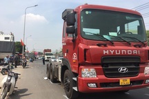 Va quẹt tay lái ngã xuống đường, người phụ nữ bị xe cán tử vong