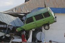 Kinh hoàng mặt đất “hóa lỏng” nuốt chửng nhà cửa trong động đất ở Indonesia