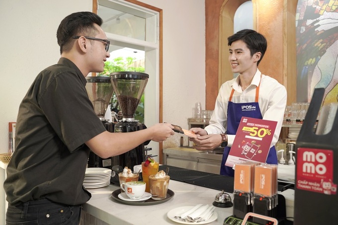 Thực khách sử dụng dịch vụ F&B .